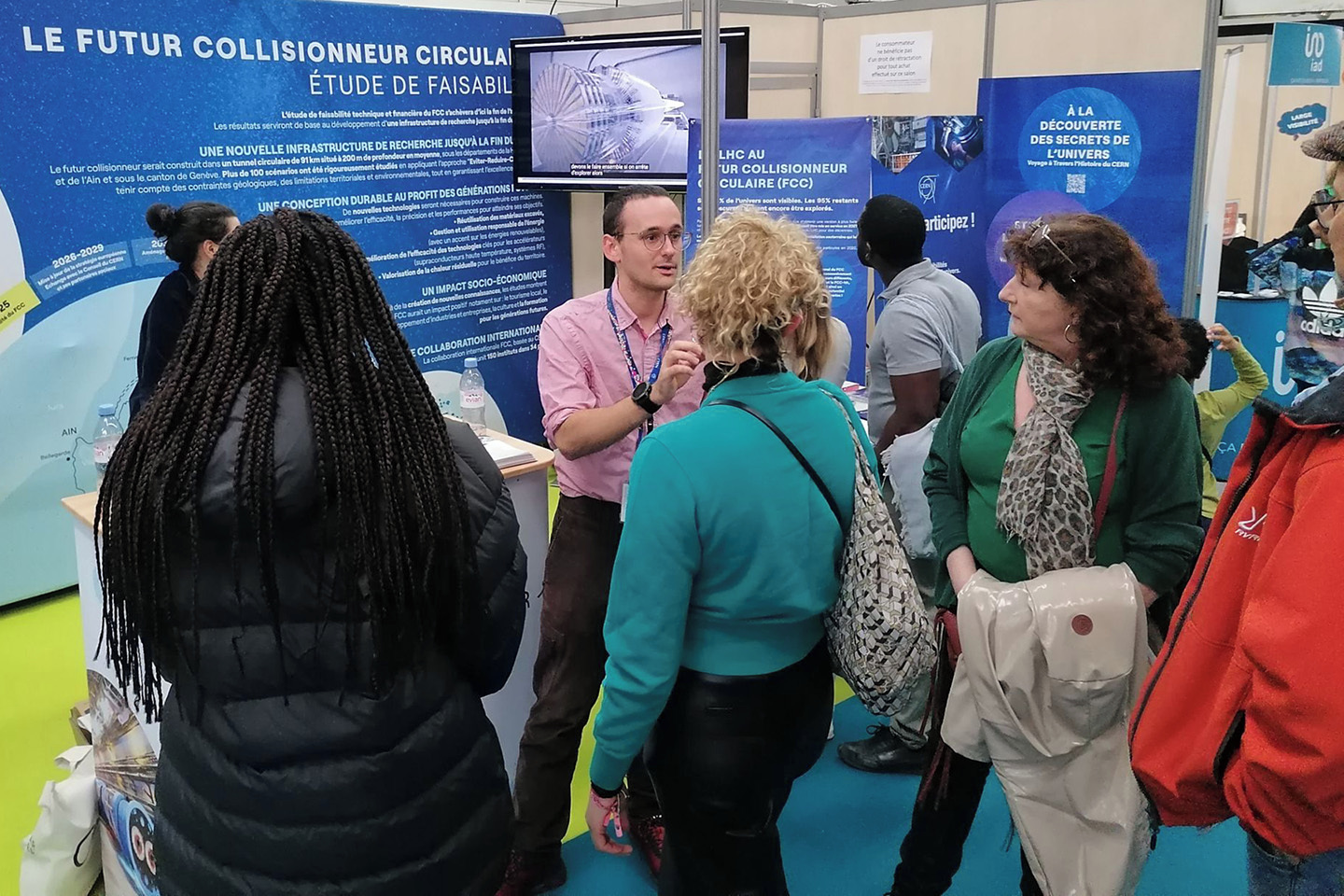 Le stand d’information a attiré de nombreux visiteurs, désireux d'en savoir plus le projet FCC. (Image : Panagiotis Charitos/CERN)